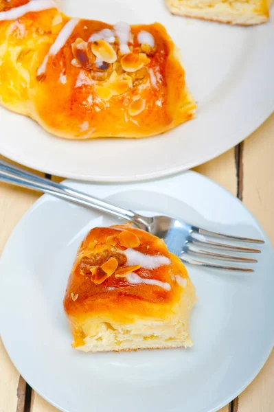 Färskt Hembakt Bröd Donut Tårta Med Mandel Och Florsocker Toppen — Stockfoto