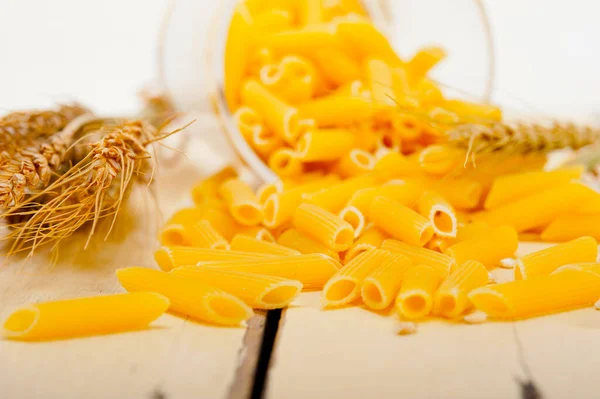 Penne Pasta Corta Italiana Con Chicchi Grano Duro — Foto Stock