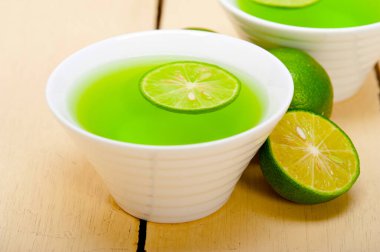 taze ve sağlıklı yeşil limonata makro closeup 