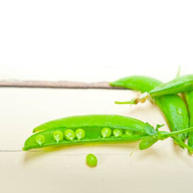 hearthy taze yeşil bezelye bir rustik ahşap masa üzerinde