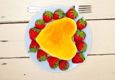 sevgililer günü için çilek ideal kek ile kalp şeklinde cheesecake