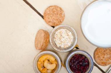 sağlıklı kahvaltı malzemeler yulaf kaju fıstığı kurutulmuş cramberry craisinns süt 