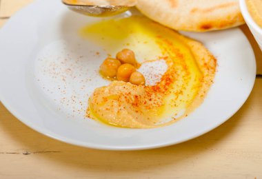 Geleneksel nohut humusu, üstünde pita ekmeği ve kırmızı biber olsun. 