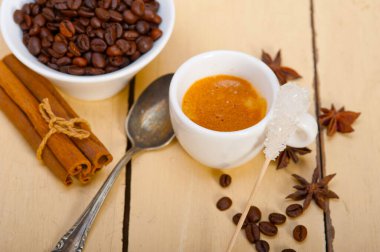 Espresso kahve şeker ve baharat ile beyaz ahşap rustik masa üzerinde