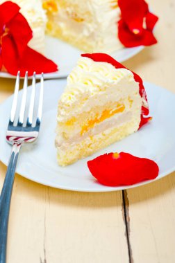 kırmızı gül yaprakları ile krem mango pasta şanti 
