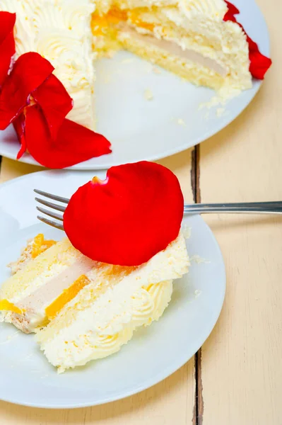 Whipped Cream Mango Cake Red Rose Petals — Stock Photo, Image