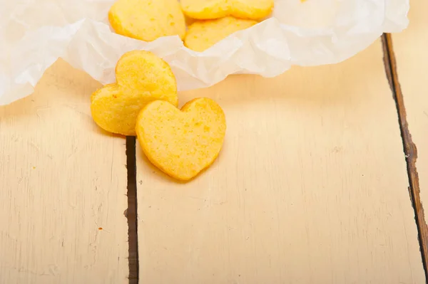 Färsk Hjärtformade Ugnsbakad Mörbakelse Alla Hjärtans Dag Cookies Ett Papper — Stockfoto