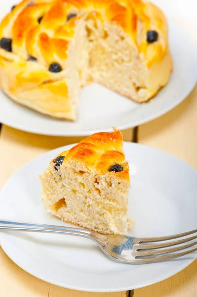 新鲜的家庭烤蓝莓面包蛋糕甜点在白色木桌 — 图库照片