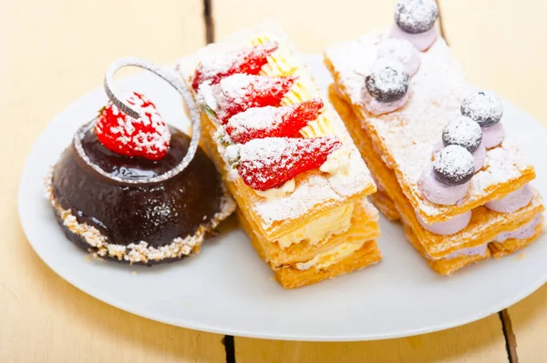 신선한 나폴레옹과 초콜릿 케이크 디저트 접시의 — 스톡 사진
