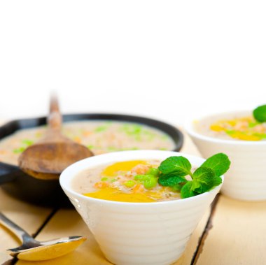 İçten Orta Doğu nohut ve arpa çorbası ile nane yaprakları üstüne