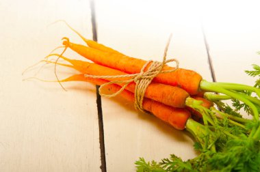 taze bebek havuç demet rustik bir masada ip ile bağlı