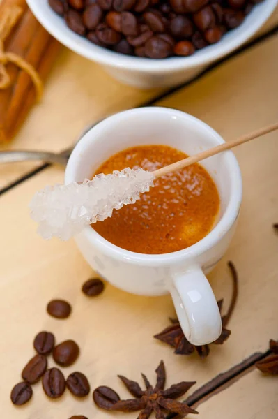 砂糖とスパイスで白い木製の素朴なテーブル上のエスプレッソ — ストック写真