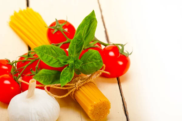 Macarrão Básico Italiano Ingredientes Frescos Tomates Cereja Alho Manjericão — Fotografia de Stock