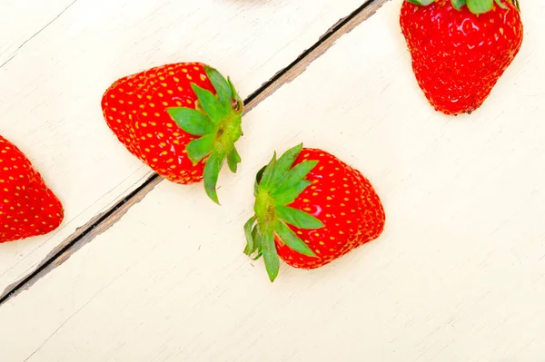 在白色仿古木桌的新鲜有机草莓 — 图库照片