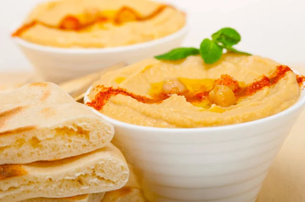 Παραδοσιακά Ρεβίθια Hummus Πίτα Ψωμί Και Πάπρικα Από Πάνω — Φωτογραφία Αρχείου