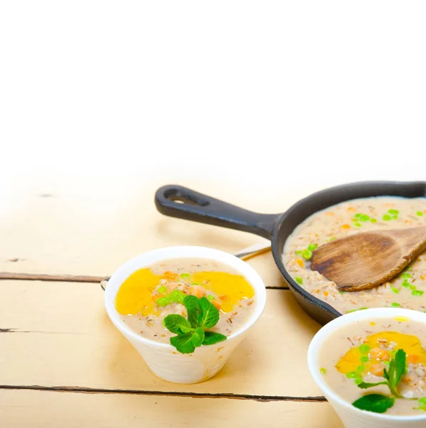 Hearty Timur Tengah Chickpea Dan Sup Barley Dengan Daun Mint — Stok Foto