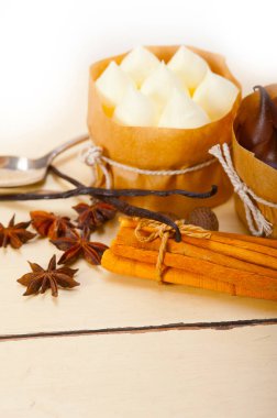 rustik ahşap masa üzerinde çikolata baharat ve vanilya kremalı pasta tatlı taze pişmiş 