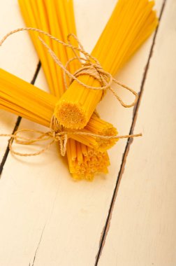 İtalyan makarna türü bir beyaz rustik tabloda demet 