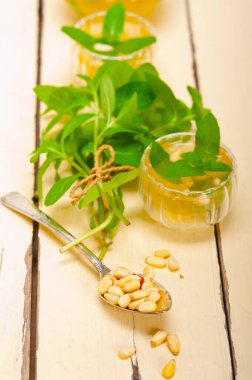 Arap geleneksel tarzı nane ve çam fıstığı çay tay denir