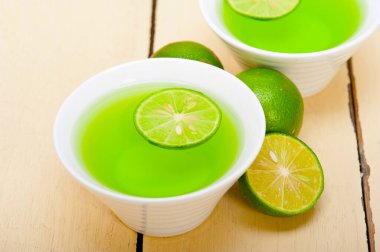 taze ve sağlıklı yeşil limonata makro closeup 