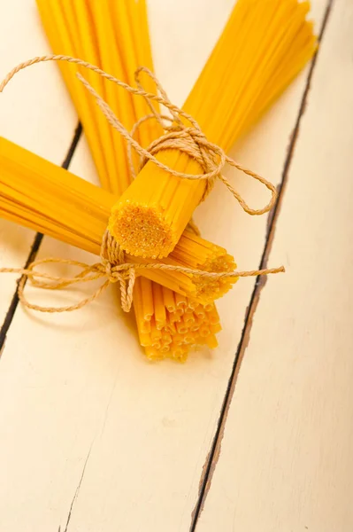 Racimo Pasta Italiana Una Mesa Rústica Blanca — Foto de Stock