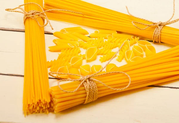 Bos Een Witte Rustieke Tabel Soort Italiaanse Pasta — Stockfoto
