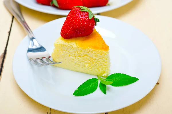 Hjärtformad Cheesecake Med Strawberryes Ideal Tårta För Alla Hjärtans Dag — Stockfoto
