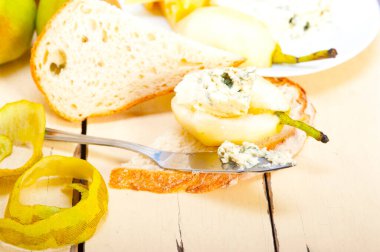 Farklı peynir ve taze armut aperatifleri. 