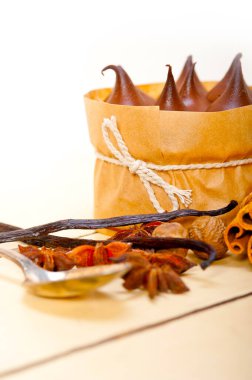 rustik ahşap masa üzerinde çikolata baharat ve vanilya kremalı pasta tatlı taze pişmiş