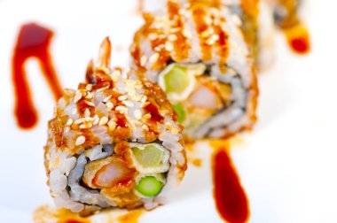 Makro closeup taze suşi seçim kombinasyon ürün çeşitliliği seçimi 