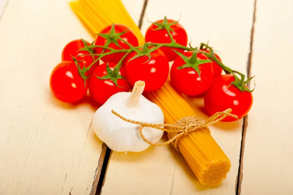 Macarrão Básico Italiano Ingredientes Frescos Tomates Cereja Alho — Fotografia de Stock