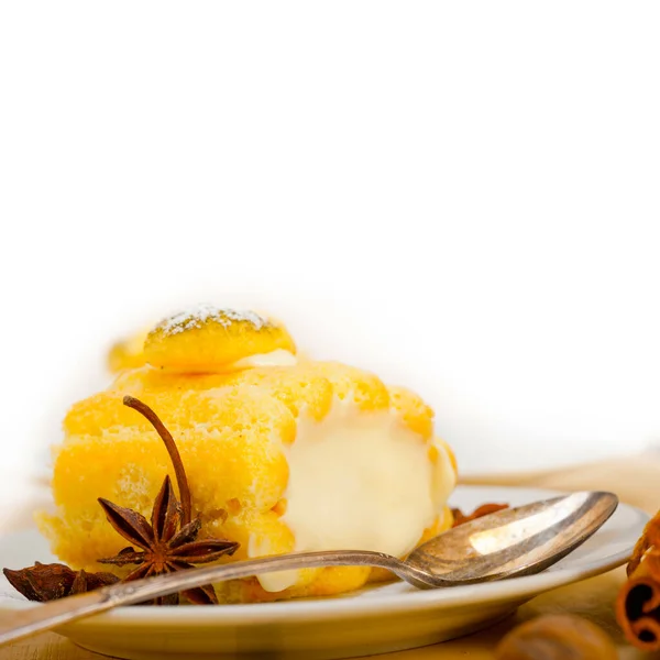 Frische Hausgemachte Sahnebrötchen Kuchen Dessert Und Gewürze Über Weißen Rustikalen — Stockfoto