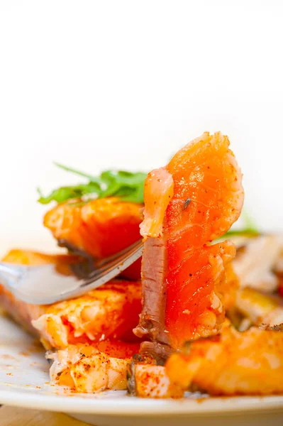 Grillowany Filet Świeży Samon Warzywami Sałatka Pomidor Rukola Mushroomsand Papryką — Zdjęcie stockowe