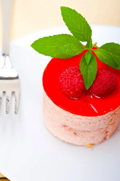 Gâteau Framboise Fraîche Mousse Dessert Forme Ronde Avec Des Feuilles — Photo