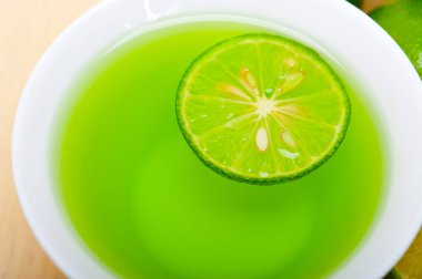 taze ve sağlıklı yeşil limonata makro closeup 