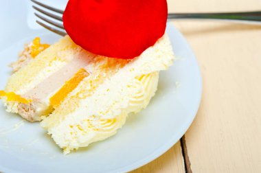 kırmızı gül yaprakları ile krem mango pasta şanti 