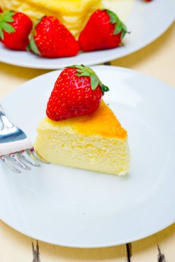 sevgililer günü için çilek ideal kek ile kalp şeklinde cheesecake