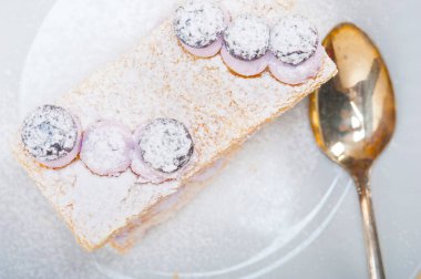 taze pişmiş napolyon yaban mersini ve kremalı kek tatlı 