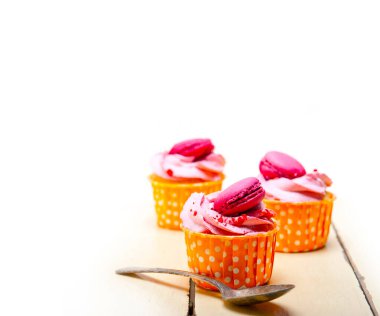 taze pembe berry krem kek ile üst üzerinde rustik ahşap masa üzerinde acıbadem kurabiyesi