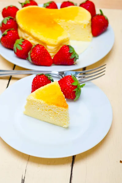 Hartvormige Cheesecake Met Strawberryes Ideale Taart Voor Valentijn Dag — Stockfoto