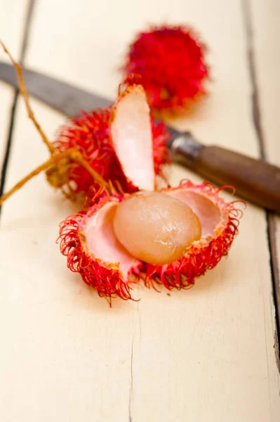 Frutta Fresca Rambutan Tropicale Tavolo Legno Rustico — Foto Stock