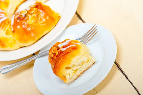 Fresh Home Baked Sweet Bread Donut Cake Almonds Icing Sugar — Stock Photo, Image