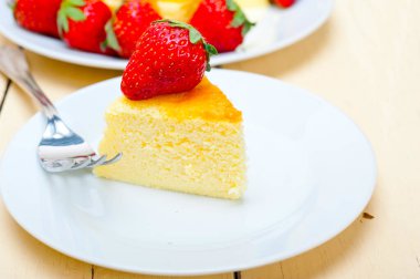 sevgililer günü için çilek ideal kek ile kalp şeklinde cheesecake