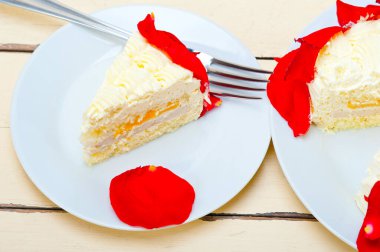 kırmızı gül yaprakları ile krem mango pasta şanti 