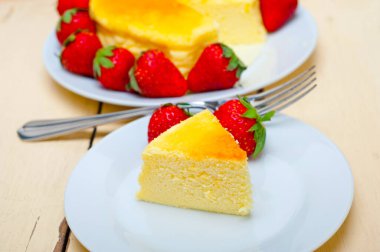 sevgililer günü için çilek ideal kek ile kalp şeklinde cheesecake