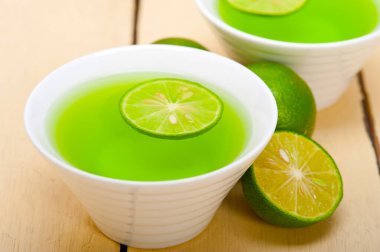 taze ve sağlıklı yeşil limonata makro closeup 