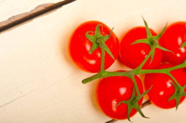 Köy ahşap masa üzerinde taze kiraz domatesleri.