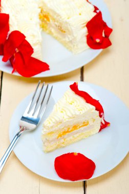 kırmızı gül yaprakları ile krem mango pasta şanti 
