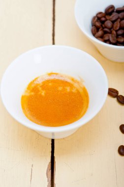 İtalyan espresso kahve ve beyaz bir ahşap masa fasulye 