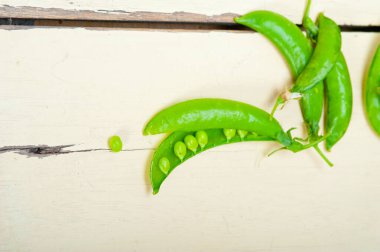 hearthy taze yeşil bezelye bir rustik ahşap masa üzerinde